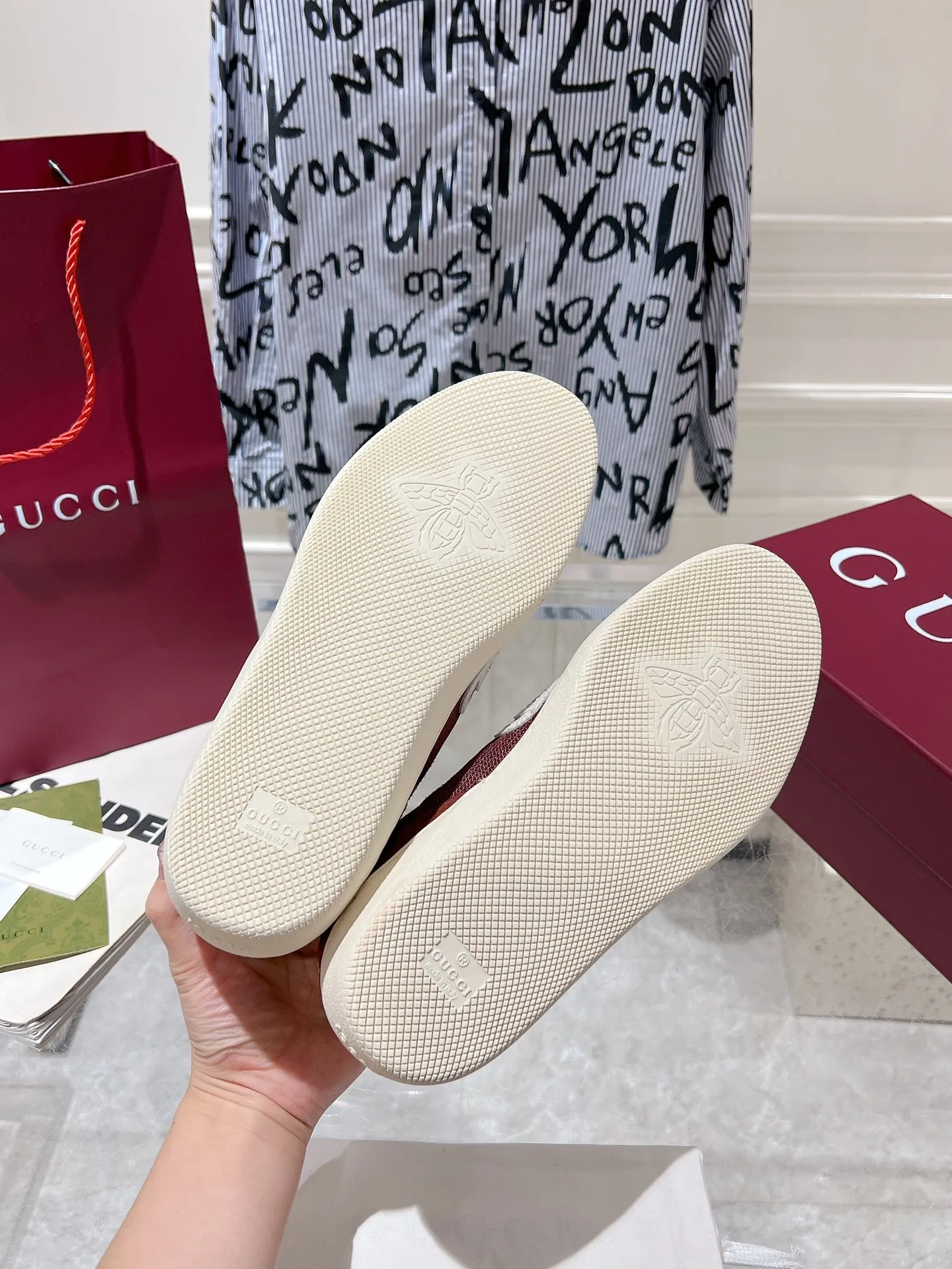 👟👟Ex-factory price 540👟👟Men's size +10 New upgraded version🔥Gucci 2024 new white shoes casual shoes hot recommendation, original TPU soles, original fabrics, original sheepskin lining sheepskin feet🔥Original cover craftsmanship is reproduced one to one! The pursuit of ultimate comfort! 🔥🔥 [Love] Fabric: Imported cow suede + mesh [Love] Packing: Counter-matched red shoe box ➕ Aviation airplane box [Love] Code number: 35-45